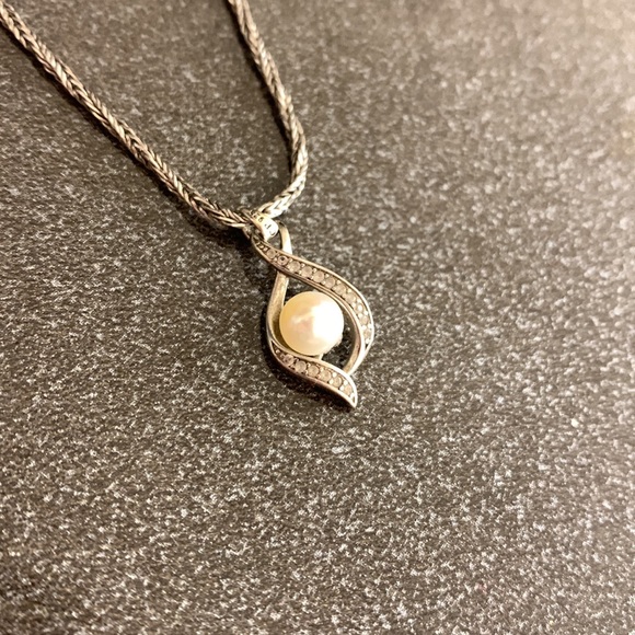 Pearl Pendant Necklace - Picture 1 of 3